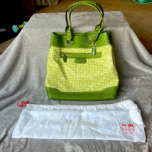 Coach Handbags - Vintage coach shoulder tote bag, Kelly green and cream leather with dust bag